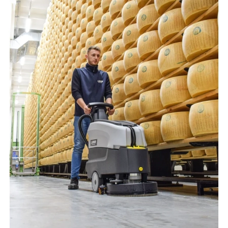 Automat myjący Lavor Dynamic 45B – 450 mm, 24V, 1600 m²/h, z prostownikiem